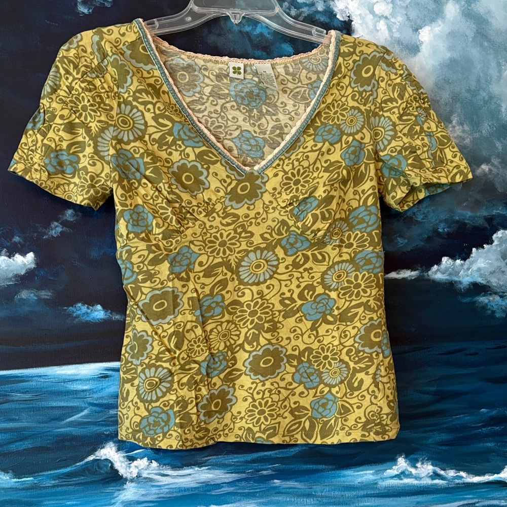 Feminine Details - lace & velvet mod floral tee